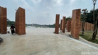Tampak keseluruhan gerbang Theater Garuda Taman Bhinneka Tunggal Ika yang baru.