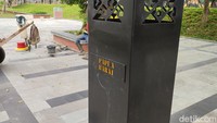 Tiang-tiang hitam untuk lampu itu dihiasi ornamen khas daerah-daerah di Indonesia. Anda bisa menemukannya di area depan gedung Keong Mas (Foto: Ahmad Masaul Khoiri/detikcom)
