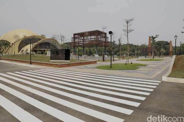 Pedestrian yang luas di TMII dan sudah dilengkapi tempat sampah dan papan larangan (Foto: Rengga Sancaya/detikcom) Pedestrian yang luas di TMII dan sudah dilengkapi tempat sampah dan papan larangan (Foto: Rengga Sancaya/detikcom)