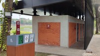Tampak luar toilet yang sangat bagus di luar Danau Archipelago TMII.