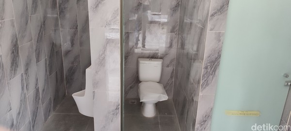 Toilet baru di pinggir Danau Archipelago nampak seperti yang ada di mal-mal meski lebih sempit dan sepertinya tiada AC.