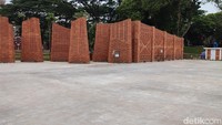 Fasilitas toilet di TMII seperti ditelan bumi, disembunyikan dengan sangat baik, nyaru dengan lingkungannya.