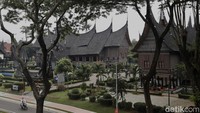 Menurut pandangan mata sekilas kami, anjungan yang masih baik tidak diperbaiki dan hanya terlihat dicat ulang saja (Foto: Rengga Sancaya/detikcom)