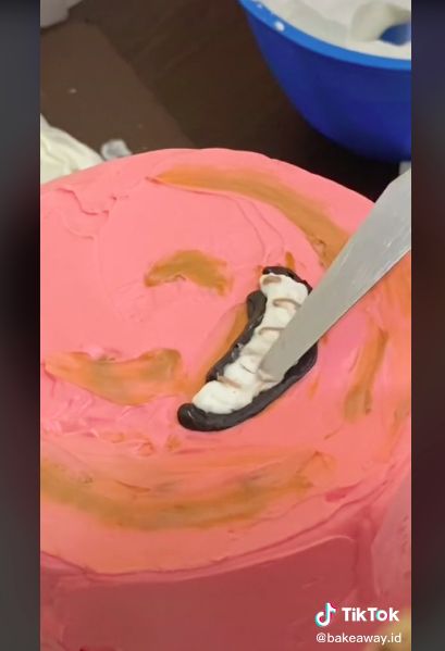 Toko kue dapat pesanan kue jelek
