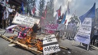 Mahasiswa dari berbagai perguruan tinggi di NTB membakar keranda saat berunjuk rasa di depan kantor DPRD NTB, Mataram, NTB, Senin (5/9/2022). (Ahmad Subaidi/Antara Foto)