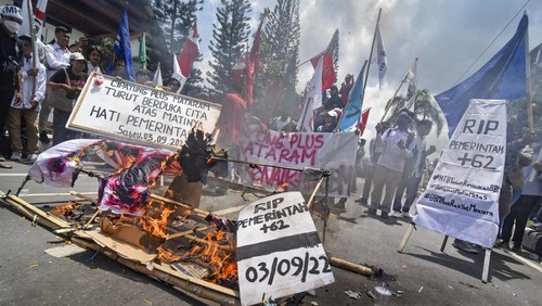 Mahasiswa dari berbagai perguruan tinggi di NTB membakar keranda saat berunjuk rasa di depan kantor DPRD NTB, Mataram, NTB, Senin (5/9/2022). Ratusan pengunjuk rasa yang terdiri dari berbagai organisasi mahasiswa di NTB tersebut menolak keputusan pemerintah menaikkan harga Bahan Bakar Minyak (BBM) bersubsidi dan mengimbau pemerintah untuk meninjau ulang keputusan tersebut. ANTARA FOTO/Ahmad Subaidi/aww.
