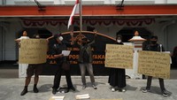 Para aktivis dari Gerakan WNI Menggugat melakukan aksi damai di depan Kantor POS Besar, Yogyakarta, Senin (5/9/2022). Mereka mengirimkan surat kepada Ketua Umum PDIP agar meminta Presiden Joko Widodo untuk membatalkan kebijakan kenaikan harga BBM. (Andreas Fitri Atmoko/Antara Foto)