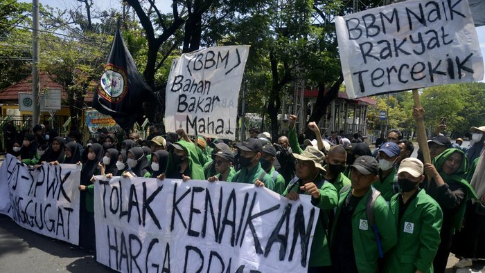 Tolak Kenaikan BBM di Berbagai daerah Mahasiswa membakar ban bekas saat berunjuk rasa di depan kampus Universtas Islam Negeri (UIN), Makassar, Sulawesi Selatan, Senin (5/9/2022). Dalam aksinya mereka menolak kenaikan harga Bahan Bakar Minyak (BBM). ANTARA FOTO/Abriawan Abhe/aww.