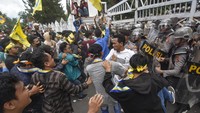 Dalam melakukan unjuk rasa tersebut, sejumlah mahasiswa dari berbagai perguruan tinggi di NTB melakukan aksi saling dorong dengan aparat kepolisian saat berunjuk rasa di depan kantor DPRD NTB, Mataram, NTB, Senin (5/9/2022). (Ahmad Subaidi/Antara Foto)