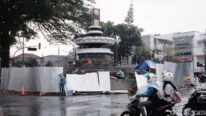 Tugu Adipura yang sempat dilintasi angin puting beliung.