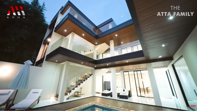 Verrell Bramasta akhirnya berhasil memiliki rumah sendiri dari hasil jerih payahnya. Setiap sudut di rumah bergaya minimalis modern ini fotogenis untuk dijadikan tempat berfoto. (Foto:YouTube/The Atta Family)