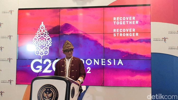 Weekly Briefing with Sandi Uno di Gedung Sapta Pesona, Jakarta.