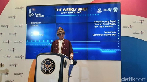 Weekly Briefing with Sandi Uno di Gedung Sapta Pesona, Jakarta.