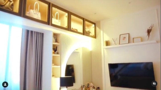 Kamar tidur Wulan Guritno itu tampak mewah dan elegan dengan didominasi lampu berwarna kuning. Desainnya pun terlihat minimalis dan modern. Foto: Instagram/@wulanguritno