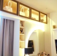 Kamar tidur Wulan Guritno itu tampak mewah dan elegan dengan didominasi lampu berwarna kuning. Desainnya pun terlihat minimalis dan modern. Foto: Instagram/@wulanguritno