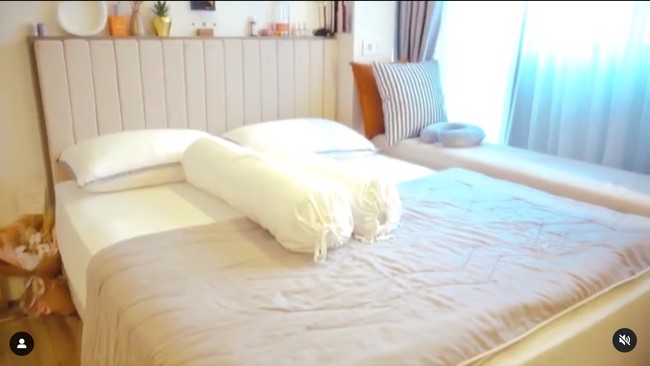 Tempat tidurnya didominasi dengan warna putih dan coklat. Di samping tempat tiidurnya itu terdapat sebuah tempat duduk panjang dekat jendela yang bisa digunakan untuk bersantai. Foto: Instagram/@wulanguritno