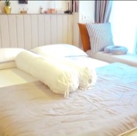 Tempat tidurnya didominasi dengan warna putih dan coklat. Di samping tempat tiidurnya itu terdapat sebuah tempat duduk panjang dekat jendela yang bisa digunakan untuk bersantai. Foto: Instagram/@wulanguritno