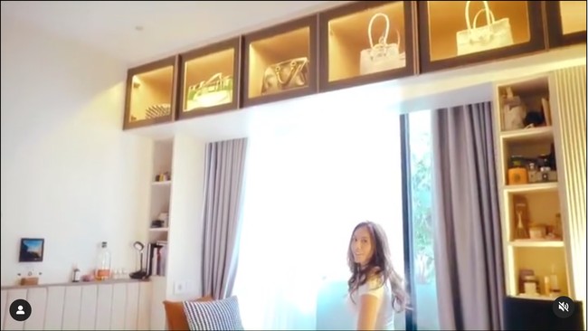 Di atas jendela kamarnya terdapat lemari kaca yang digunakan Wulan untuk memajang tas-tas mahalnya. Masing-masing kotak di lemari tersebut juga dilengkapi dengan lampu berwarna kuning yang memberikan kesan elegan. Foto: Instagram/@wulanguritno