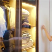 Di salah satu sisinya terdapat sebuah kaca panjang yang diletakkan di sebelah lemari. Senada dengan barang-barang di kamar Wulan, kaca dan lemarinya itu juga memiliki aksen kayu. Foto: Instagram/@wulanguritno