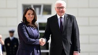 Presiden Hongaria Katalin Novak (kiri) saat bertemu dengan Presiden Jerman, Frank-Walter Steinmeier. Novak terpilih sebagai presiden Hongaria pada Maret 2022 lalu. Novak adalah sekutu dekat Perdana Menteri Viktor Orban dan mantan menteri kebijakan keluarga. Diketahui, peran presiden di Hongaria sebagian besar bersifat seremonial. (John Macdougall/AFP/Getty Images)  