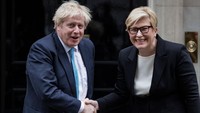 PM Lituania Ingrida Simonyte (kanan) saat bertemu dengan PM Inggris Boris Johnson.  Wanita 47 tahun penggemar hoki itu diangkat sebagai perdana menteri dari pemerintah kanan-tengah pada Desember 2020. (Rob Pinney/Getty Images)  