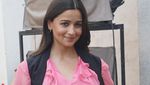 Baby Bump Alia Bhatt di Balik Dress Pink Transparan
