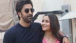 Baby Bump Alia Bhatt di Balik Dress Pink Transparan