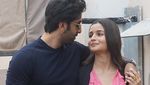 Baby Bump Alia Bhatt di Balik Dress Pink Transparan