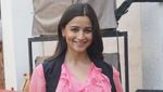 Baby Bump Alia Bhatt di Balik Dress Pink Transparan