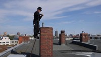 Norbert Skrobek mengecek cerobong asap tua di sebuah apartemen di Kota Berlin. Jerman dan negara-negara Eropa diprediksi bakal memasuki cuaca dingin terburuk akibat perubahan iklim.