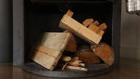 Tumpukan kayu bakar disiapkan di tungku pemanas ruangan. Eropa bakal menghadapi musim dingin panjang dan krisis energi akibat perang Ukraina-Rusia. Warga banyak memilih ke kayu bakar yang lebih murah. 