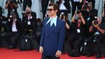 Gaya Harry Styles dengan Kemeja Berkerah Tajam