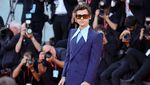 Gaya Harry Styles dengan Kemeja Berkerah Tajam