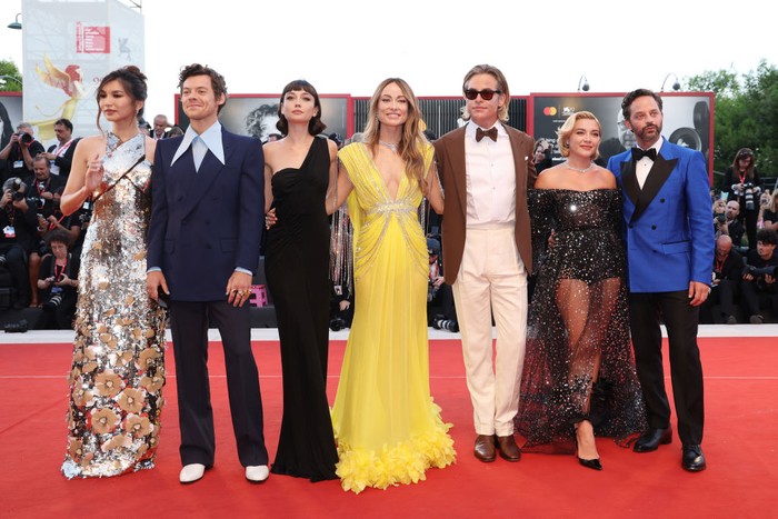 VENICE, ITALY - SEPTEMBER 05: (L-R) Gemma Chan, Harry Styles, Sydney Chandler, director Olivia Wilde, Chris Pine, Florence Pugh and Nick Kroll attend the 