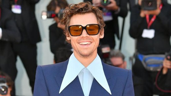 Gaya Harry Styles dengan Kemeja Berkerah Tajam