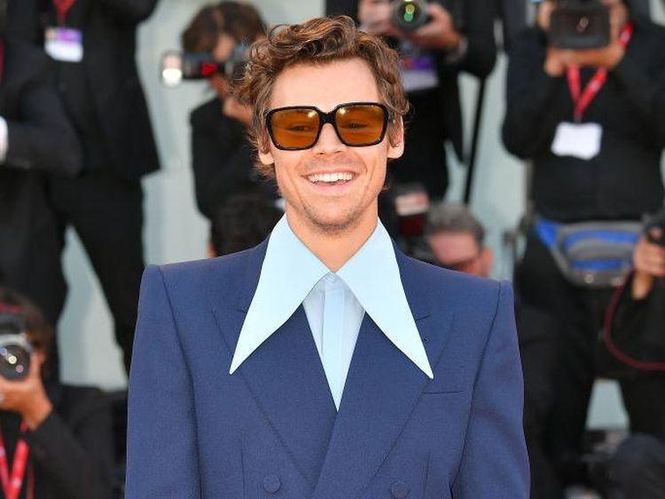 Gaya Harry Styles dengan Kemeja Berkerah Tajam