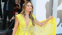 Di momen itu, Olivia Wilde menjajal gaun berwarna kuning cerah bak bunga matahari. (Foto: Corbis via Getty Images/Stephane Cardinale - Corbis)