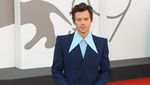 Gaya Harry Styles dengan Kemeja Berkerah Tajam