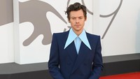 Penampilan Harry Styles di karpet merah Venice International Film Festival ke-79. (Foto: Corbis via Getty Images/Stephane Cardinale - Corbis)