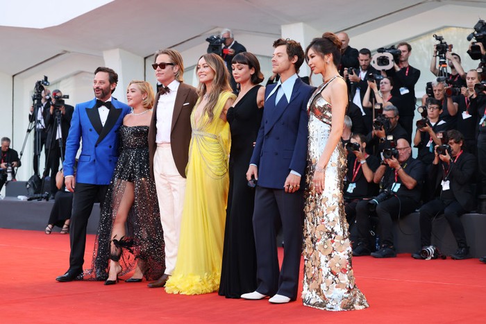 1421095596 VENICE, ITALY - SEPTEMBER 05: Nick Kroll, Florence Pugh, Chris Pine, Olivia Wilde, Sydney Chandler, Harry Styles and Gemma Chan attend the