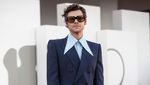 Gaya Harry Styles dengan Kemeja Berkerah Tajam
