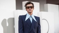 Harry Styles hadir dengan setelan jas simpel. (Foto: Corbis via Getty Images/Alessandra Benedetti - Corbis)