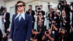 Gaya Harry Styles dengan Kemeja Berkerah Tajam