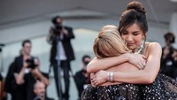 Momen Gemma Chan memeluk hangat Florence Pugh, lawan mainnya di Dont Worry Darling dan rekan sesama aktris MCU. (Foto: Corbis via Getty Images/Alessandra Benedetti - Corbis)