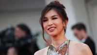 Gemma Chan selalu terlihat feminin, anggun, dan tak malu-malu mengumbar senyum. (Foto: WireImage/Stefania DAlessandro)