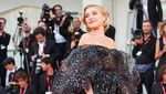 Florence Pugh Anggun dengan Gaun Gemerlap-Transparan