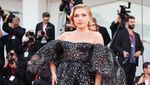 Florence Pugh Anggun dengan Gaun Gemerlap-Transparan