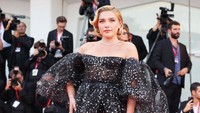 Florence Pugh terlihat mengenakan aksesori kalung, anting di kuping hingga hidung. (Foto: WireImage/Stefania DAlessandro)