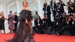 Florence Pugh Anggun dengan Gaun Gemerlap-Transparan