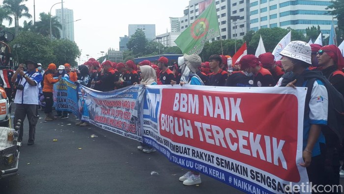 2.000 Buruh Demo BBM Naik di DPR: Keputusan Jokowi Tak Tepat-Minta Upah Naik